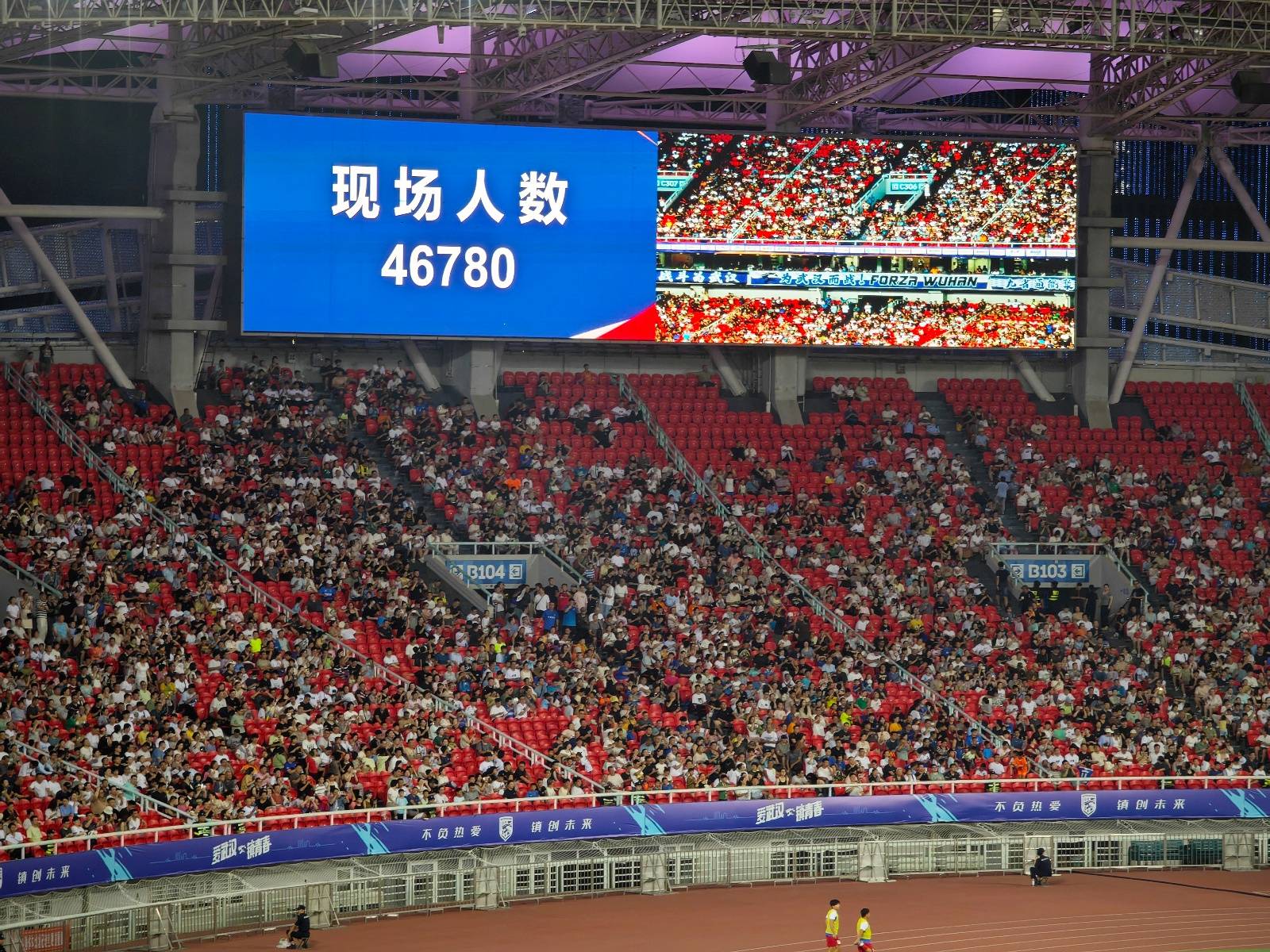 包含今夜突围战来临，曼联围绕亚冠队长鼓劲，球迷炸锅，赛程密集仍需轮换的词条