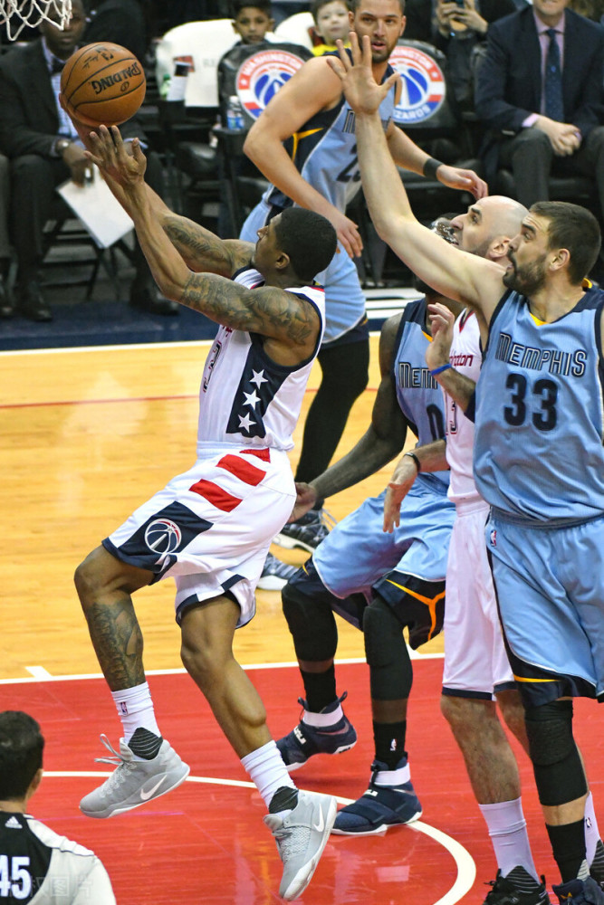 孟菲斯灰熊迎荷甲关键赛，赛后队长鼓劲，媒体盛赞，资深球员宣示担当 